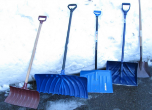 Какие бывают лопаты для уборки снега