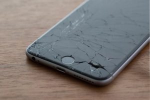 Почему не стоит ремонтировать iPhone в дешевых мастерских?