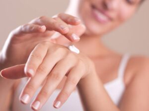 Відновлюючий крем для пошкодженої та сухої шкіри рук: невідкладний догляд