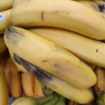 Як використовувати бананову шкірку з розумом: чому просто закопати небезпечно, а зробити настій геніально