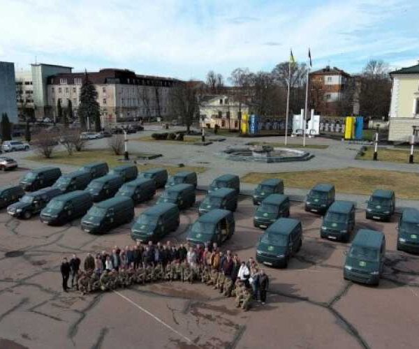 Учасники ВАР з Хмельниччини передали 26 авто для Десантно-штурмових військ