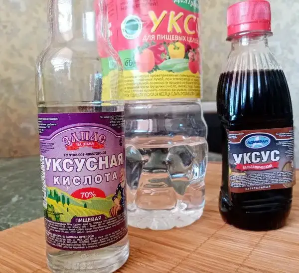 Що полити оцтом на дачі: назавжди позбавляємося бур'янів між плитками