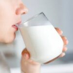 Річний стрибок цін на молочку, але місячний спад зберігається.