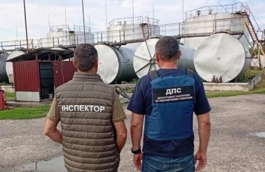 На 50 мільйонів гривень нелегально виготовляли пальне у двох регіонах. 10 На 50 мільйонів гривень нелегально виготовляли пальне у двох регіонах. 9