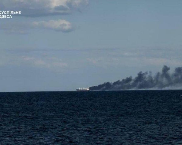 Російські сили знову завдали удару по балкеру біля Одеси, що стало вже третім нападом на це судно — АГРОПОЛІТ