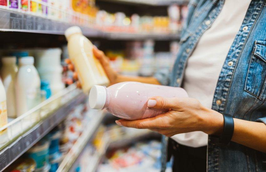 Молоко в Україні В Україні сповільнився попит на молочні продукти: восени можливе подорожчання на 10%