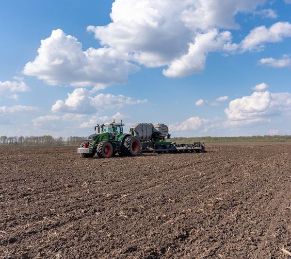 Посівні площі в Україні скоротилися на 15%, виводячи мільйони гектарів із обробітку