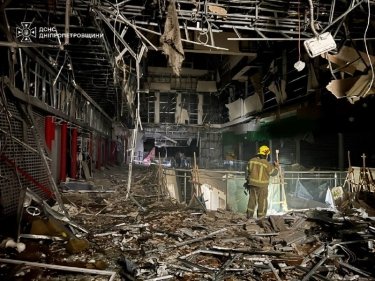 Фото 5 — ТРЦ "Караван" у Дніпрі призупинив роботу: росіяни влучили в будівлю під час нічної атаки (ФОТО)