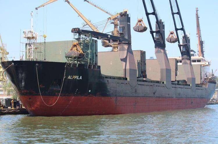 Корабель у морі У 2025 році через глибоководні порти було перевалено майже 74 млн тонн вантажів