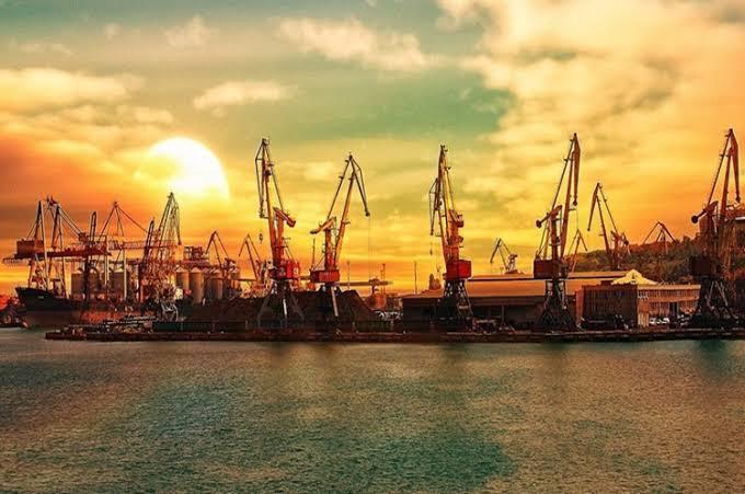 Порти в Україні Близько 90% українського зерна та олійних культур експортується через порти Великої Одеси