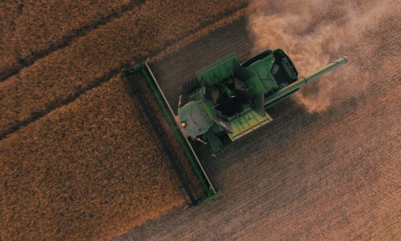 Пільгове кредитування аграріїв продовжать через проблеми з морським експортом 2 green farming equipment on brown field