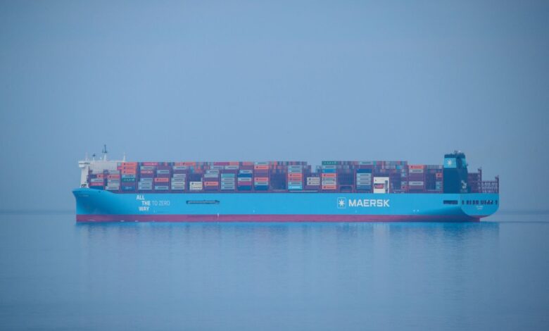 Maersk запускає залізничні перевезення з Констанци до України 3 A Maersk container ship loaded with colorful cargo sailing on a serene sea.
