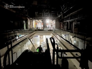 Фото 6 — ТРЦ "Караван" у Дніпрі призупинив роботу: росіяни влучили в будівлю під час нічної атаки (ФОТО)