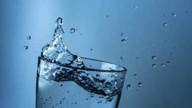 Українські аграрії розширюють експорт зернових на 5% 57 A dynamic splash of water in a clear glass against a blue background.