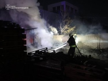 Фото 7 — ТРЦ "Караван" у Дніпрі призупинив роботу: росіяни влучили в будівлю під час нічної атаки (ФОТО)