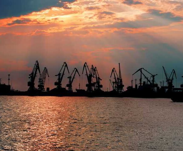 Перевалка вантажів у портах Одещини скоротилася в 15 разів через російські атаки